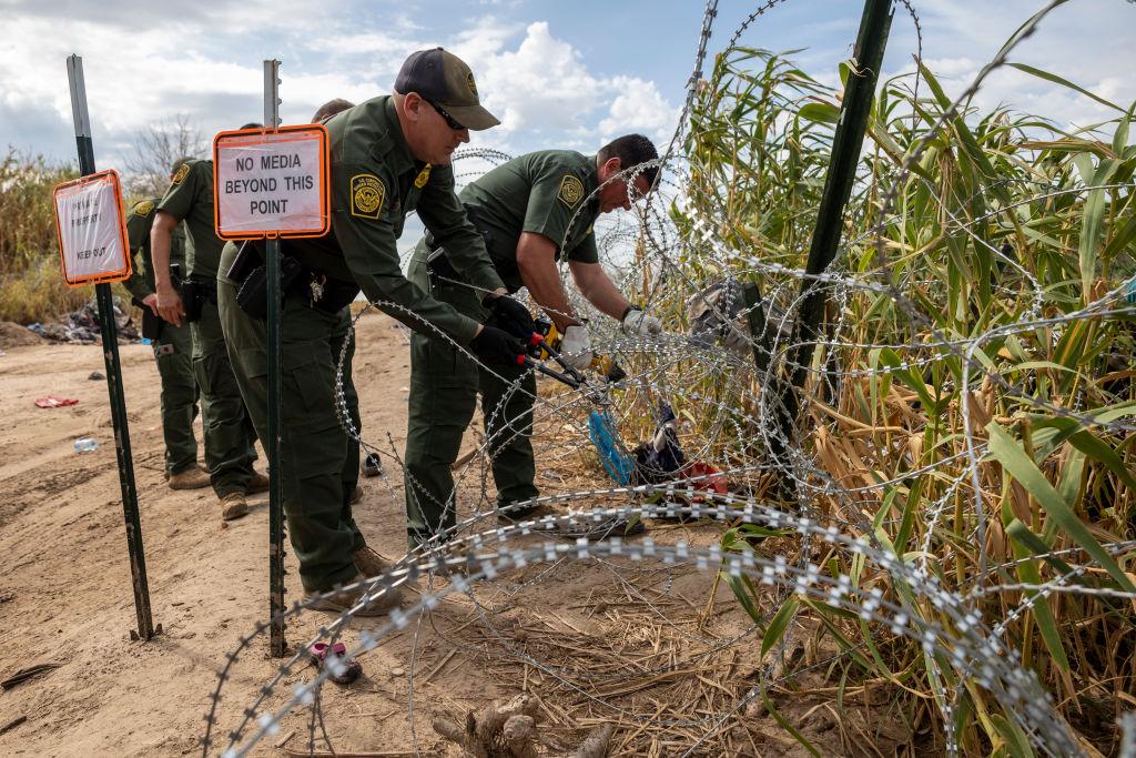 US Immigration: Texas Sues the Biden Admin. Over Razor Wire Cutting