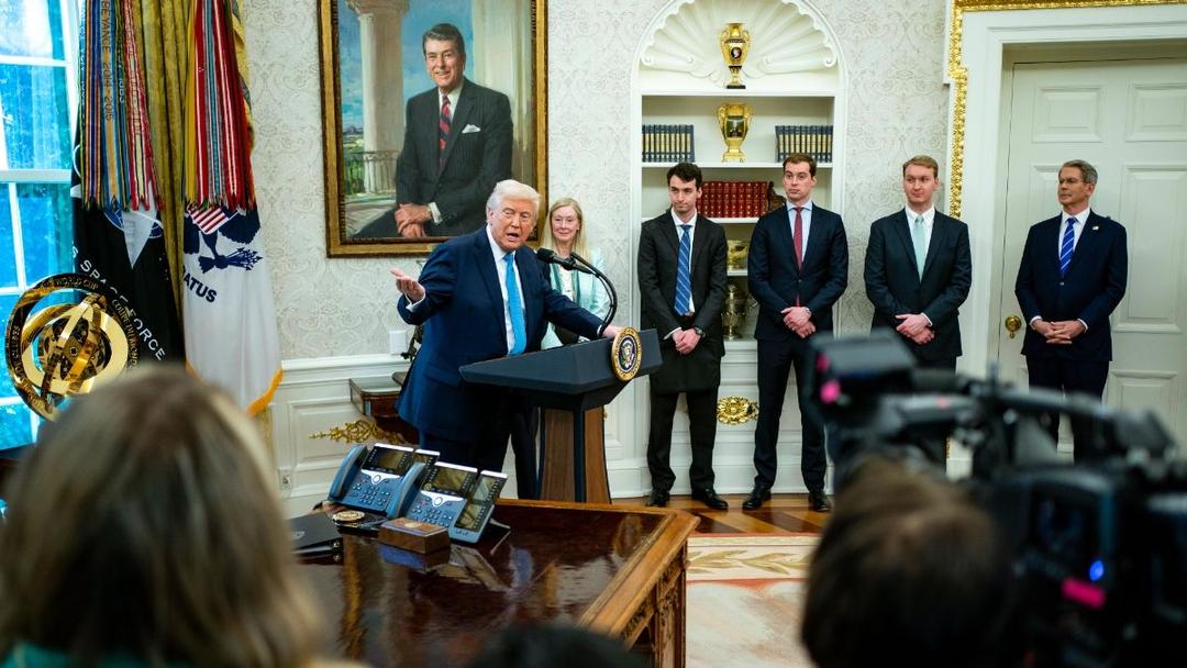 Trump Affirms No Plans to Fire Powell, Markets Rally