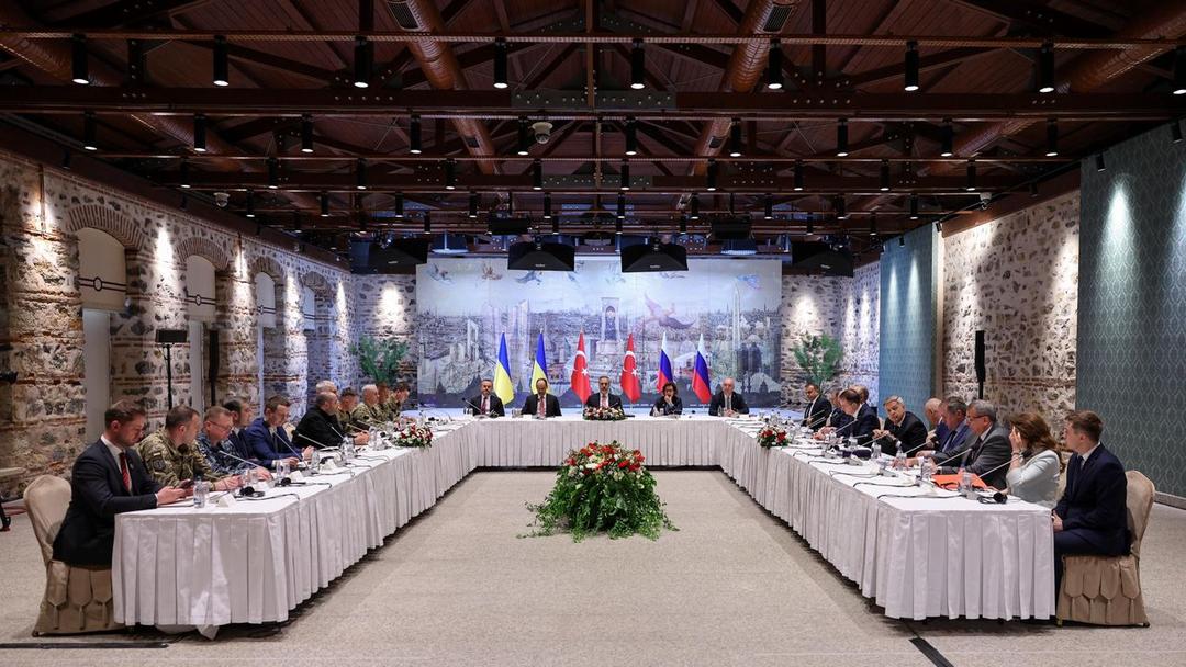 Russia-Ukraine Delegations Meet for First Time Since 2022