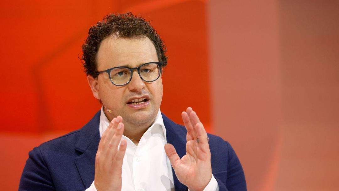 AI Chief Warns of Large-Scale Job Losses in White-Collar Sector