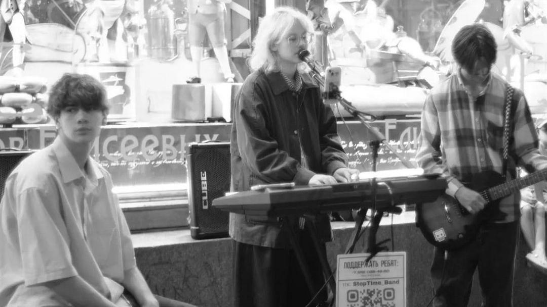 Russians Sing Banned Anti-War Song in St. Petersburg Protest