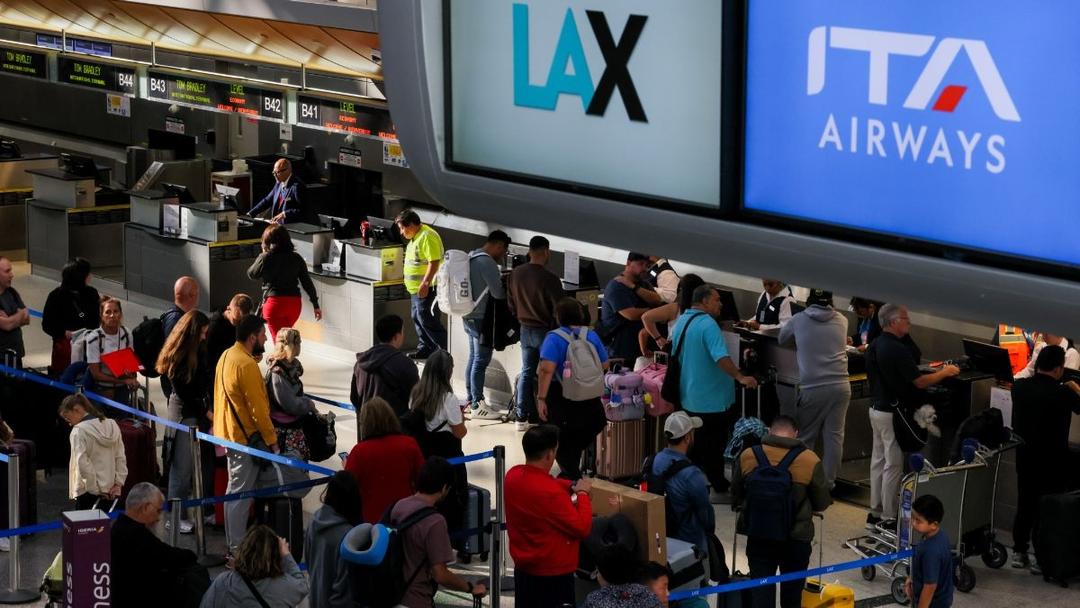 Airport Delays Surge as Shutdown Hits Air Traffic Control