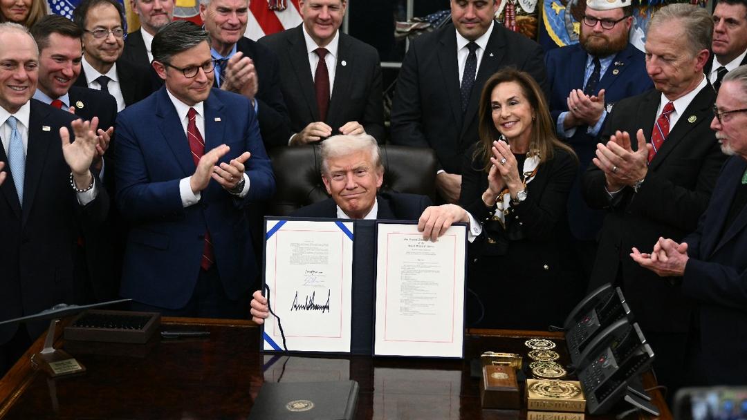 Trump Signs Funding Bill to End US Government Shutdown